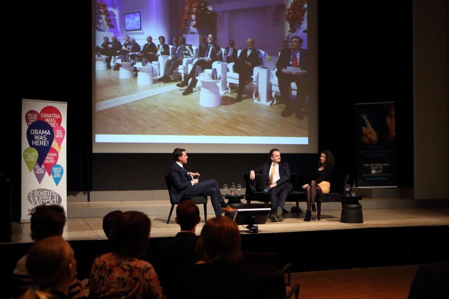 Rogier Elshout interviewing a motivational speaker